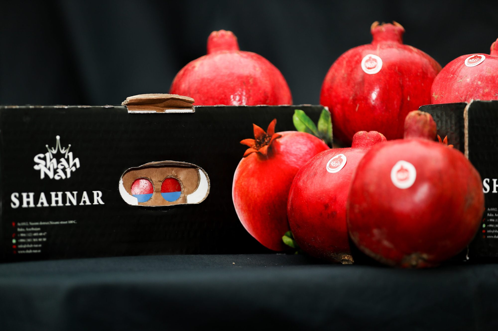 Granátové jablká v čiernom boxe ShahNar